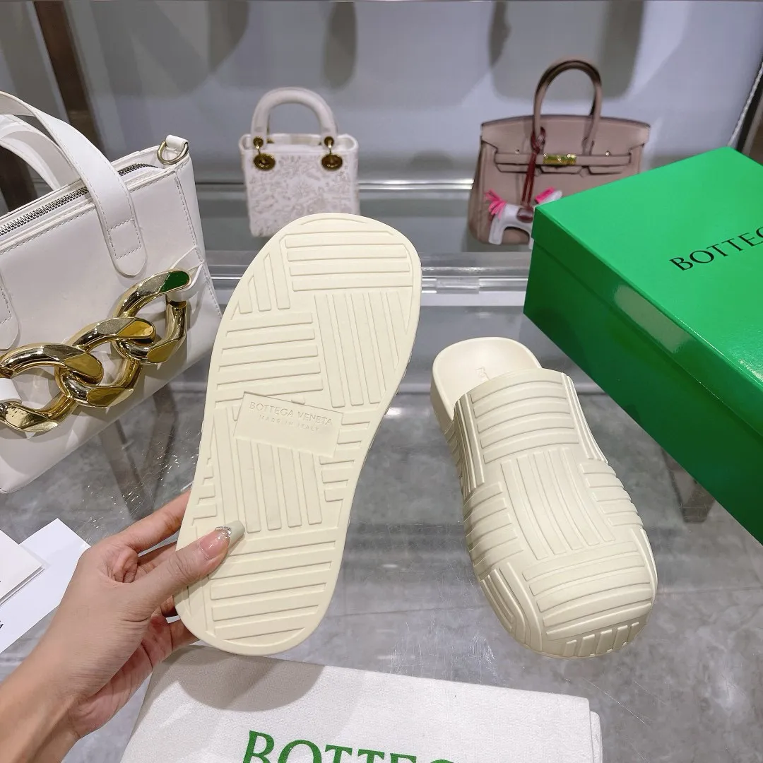 Factory price: 300💰🍀𝐁𝐨𝐭𝐭𝐞𝐠𝐚 𝐕𝐞𝐧𝐞𝐭𝐚 Bottega Veneta BV new men's woven surface ultra-light rubber garden shoes It looks good and is easy to wear. It is perfect with straight wide-leg pants, okay? It can also be worn in the summer, and it has characteristics for daily use, which is very BV~ The thickened toe box is slightly tilted like a derby, which is easy to match. The inner forefoot has texture that matches the sole of the foot. It is not made of rain boots with fleshy materials, which is more comfortable. M𝐁𝐨𝐭𝐭𝐞𝐠𝐚 𝐕𝐞𝐧𝐞𝐭𝐚 Bottega Veneta's new men's woven top ultra-light rubber garden shoes are good-looking and easy to wear. They are perfect with straight wide-leg pants, okay? 🐸It can also be worn in summer, and it has characteristics for daily life, which is very BV~ The thickened toe cap is slightly tilted like a derby, which is a good match. The inner forefoot has a pattern that matches the sole of the foot. It is not made of rain boots made of fleshy material, which is more comfortable. SIZE: 35-46 (45 and 46 are custom-made and cannot be returned or exchanged)